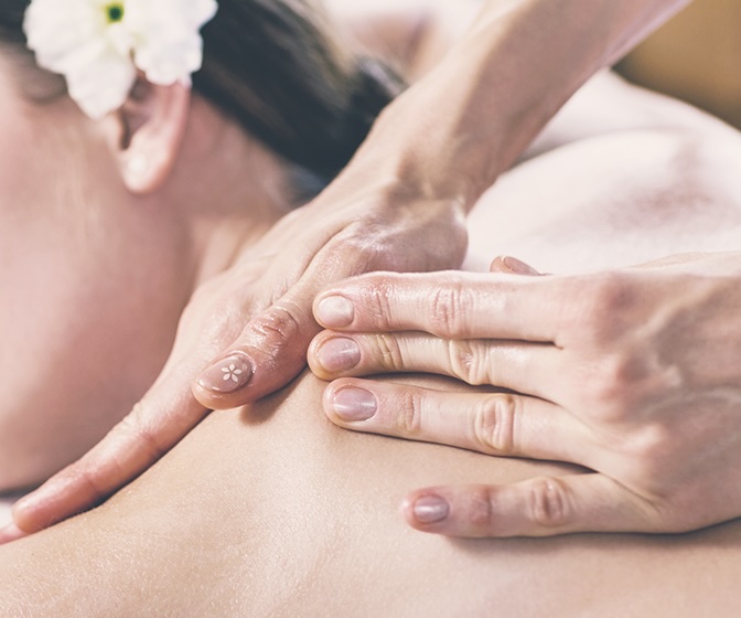 Claudia Lieser bei einer osteopathischen Untersuchung