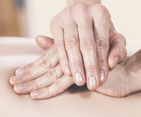 Osteopathische Behandlung mit den Händen